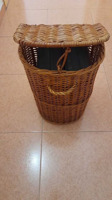 Cestos em verga envernizados e em bom estado cada 10 €