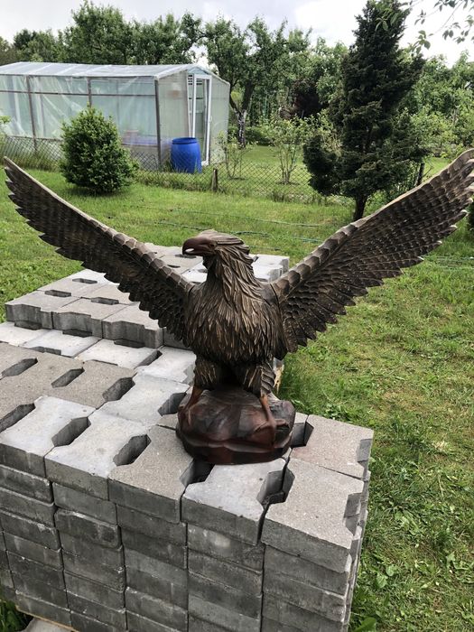 Rzeźba orła z drewna