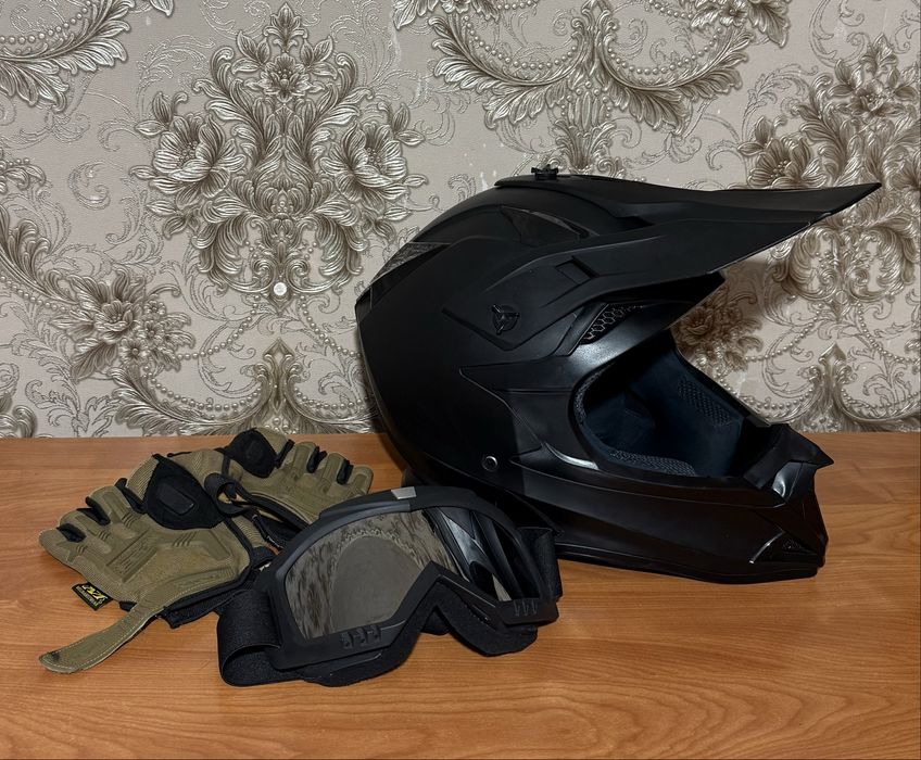 Мото шлем (кроссовый)