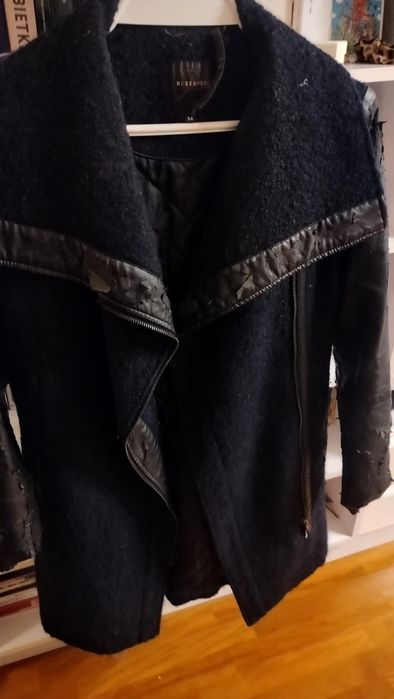 Płaszcz z wełny (45%) z uszkodzoną skórą naturalną