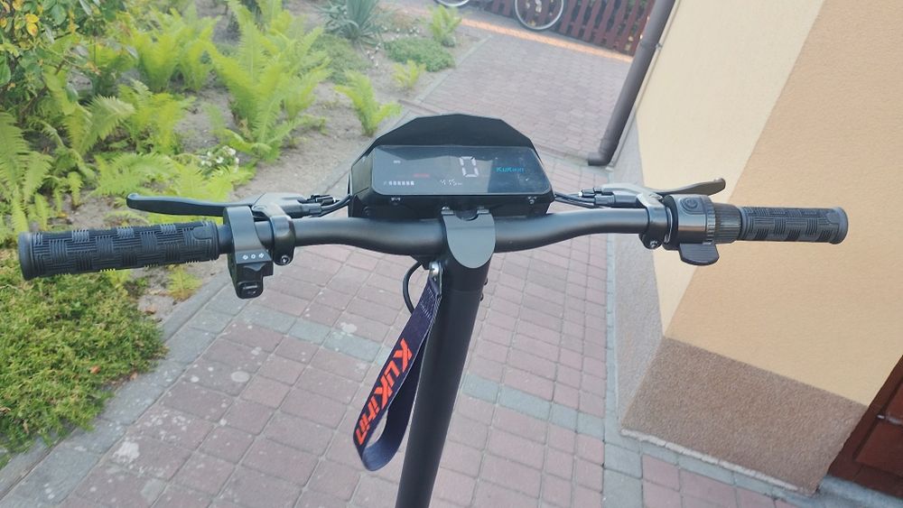 Hulajnoga elektryczna i Xbox i kierownica do Xbox