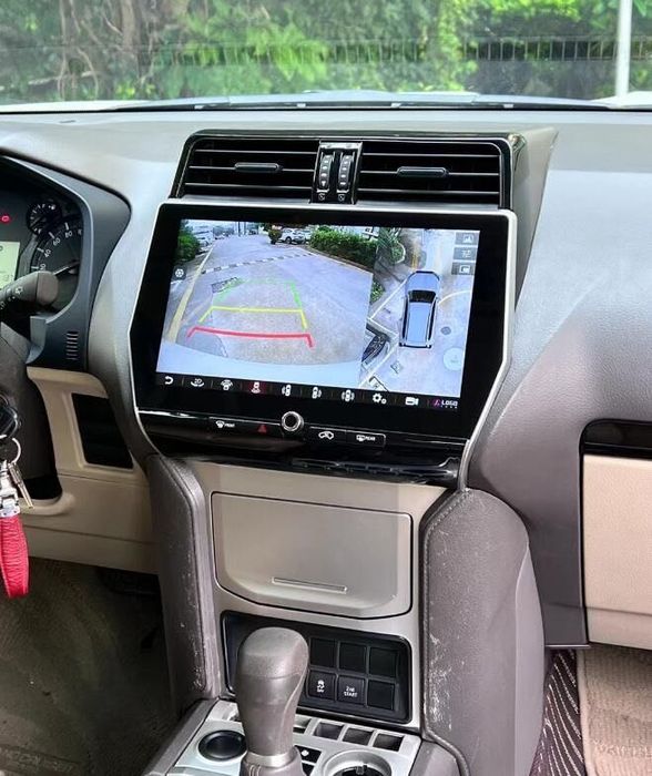 Встановлення автомагнітол, камери 360, цифрові панелі та інше