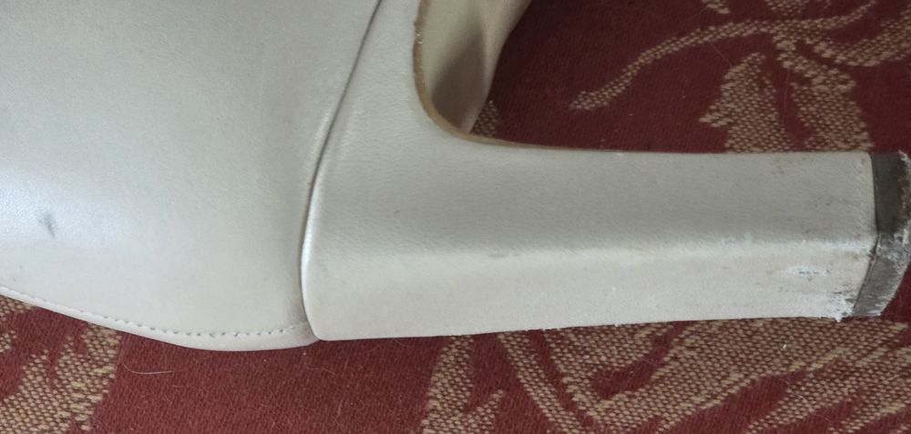 Botins pelo tornozelo em pele com salto, frescos e cómodos.