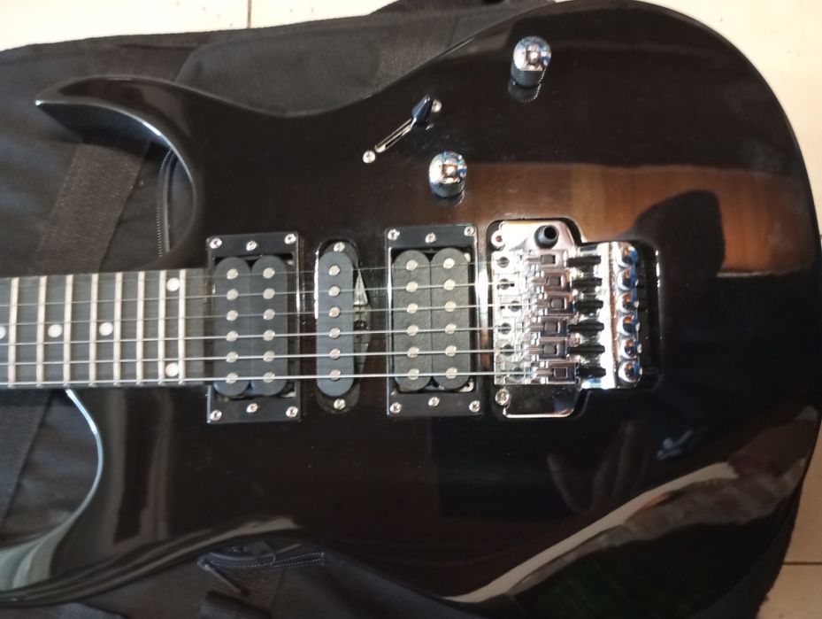 Guitarra elétrica com flyrose