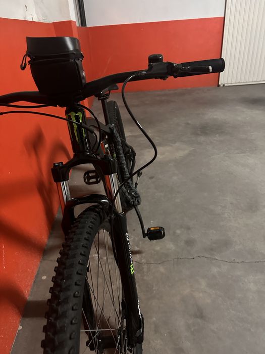 Bicicleta preta ST500 em otimo estado