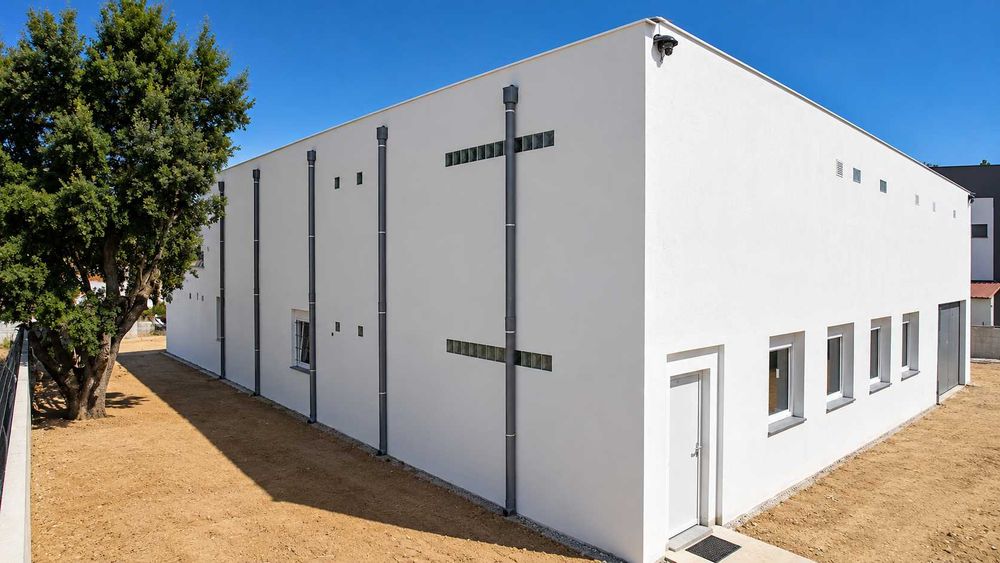 Arrendamento ARMAZÉM Palmela, 1095m2 Terreno, 654m2 área interior - Perto A2 e A33, 10min Palmela e 15min Setúbal - Zona Industrial, rua calma