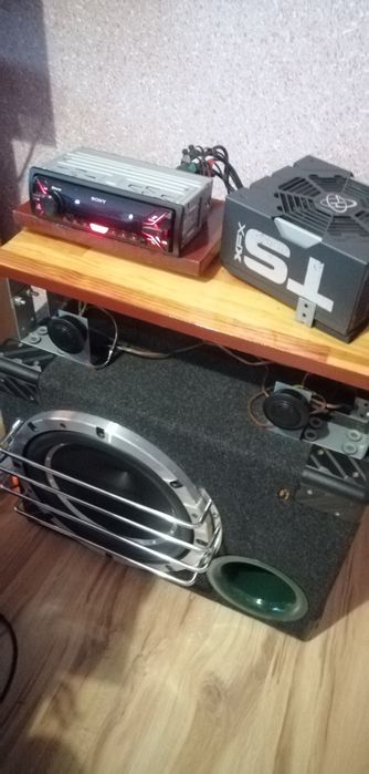 Sprzęt muzyczny z głośnikami