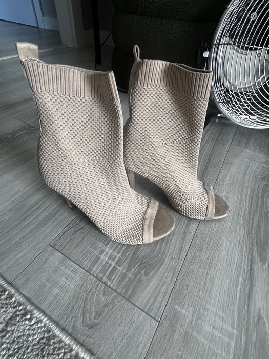 Bezowe buty szpilki 37 deezee