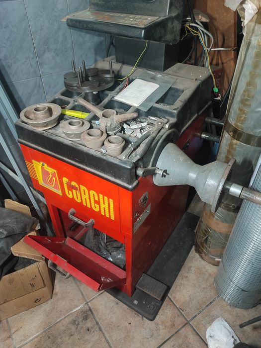 Máquina de desmontar pneu e de equilibrar pneus