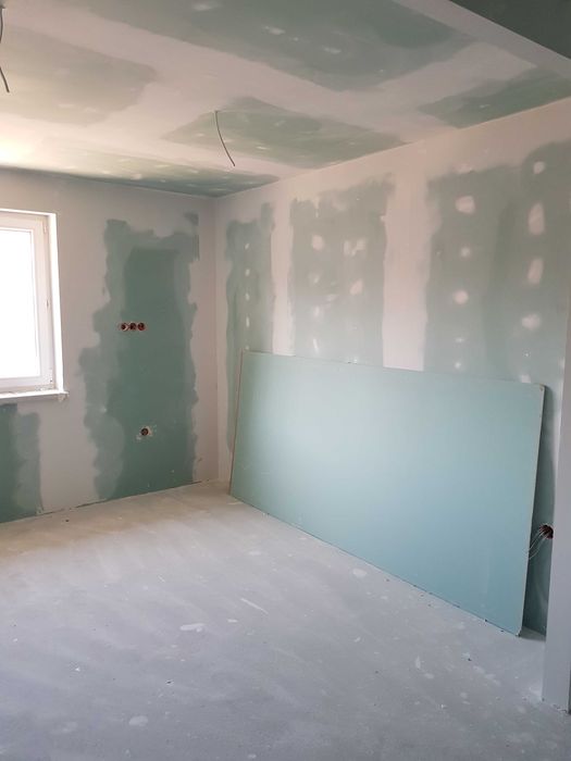 Dom 135 m² centrum Giżycka . Stan prawie deweloperski . 3 kondygnacje . Możliwość działalności