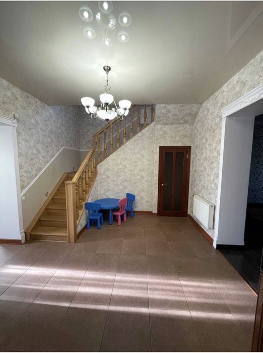 Аренда  3 - этажного дома с ремонтом ,в мрн .Артема ( пос.Мирный)