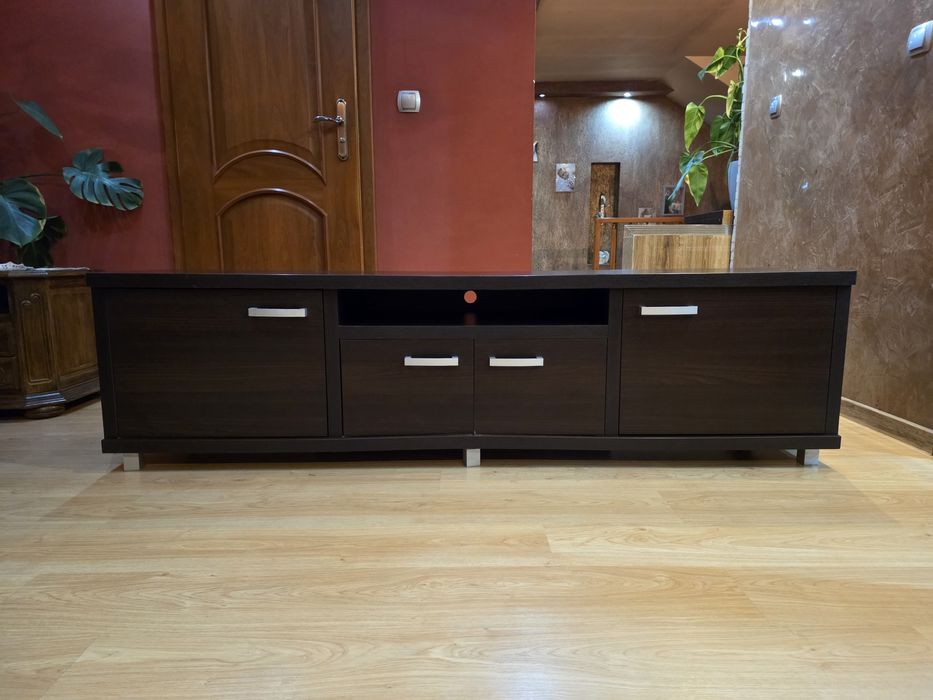 Zestaw solidnych mebli