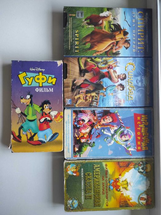 Продам видеокассеты с фильмами и мультфильмами.