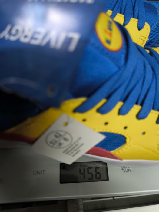 Sapatilhas Lidl Azuis e Amarelas.
Sapatilhas desportivas com um design