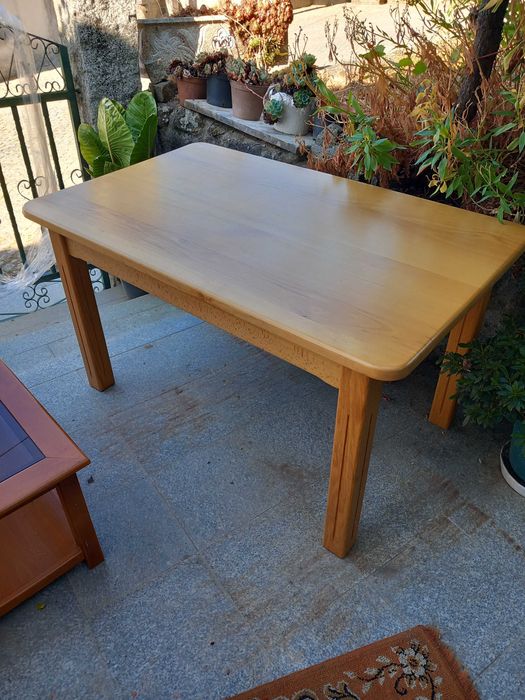 Mesa de cozinha com 6 cadeiras + mesa de centro