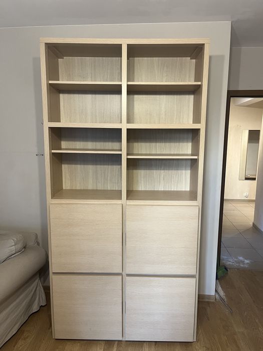 Regał z półkami i zamkniętym dołem