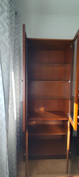 Vendo cristaleira em madeira com portas de vidro
