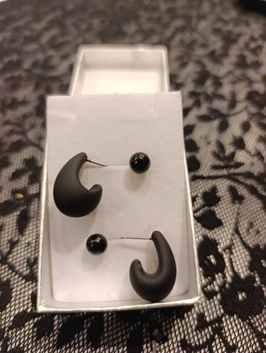 Zestaw- minimalistyczne kolczyki łezki i perełki w kolorze czarnym