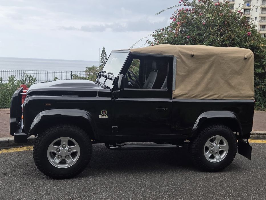 Land Rover  Defender Black Edition