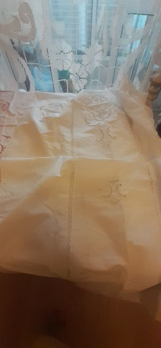 Belo Par de Cortinados Bordados