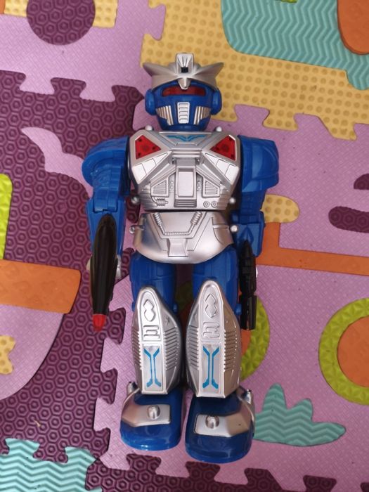 Продам робота на батарейках