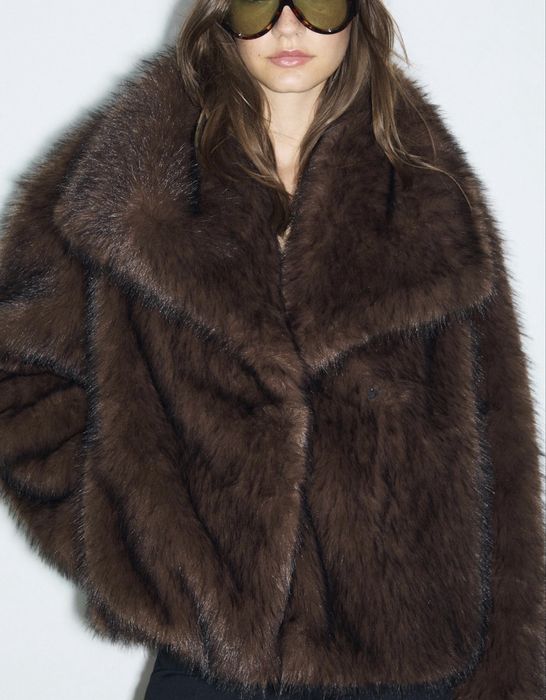 Шуба коричнева з екохутра Stradivarius