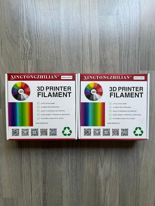 Impressora 3D Ender 3-Pro com filamentos branco e azul