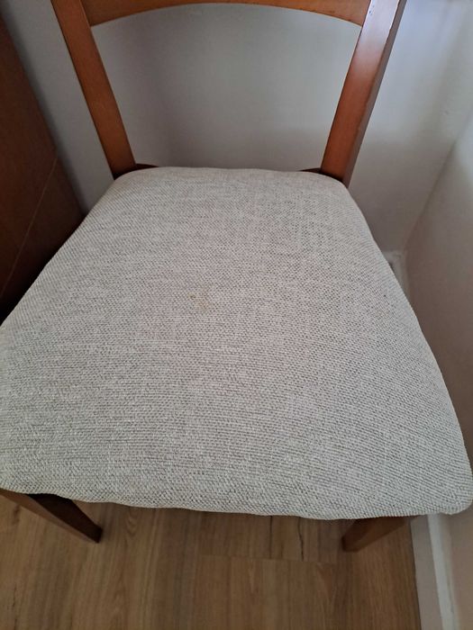 Cadeira de sala jantar em madeira