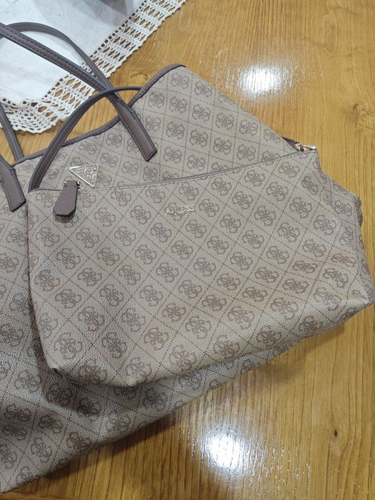 Guess Victoria Logo Shopper (castanho multi) nova
