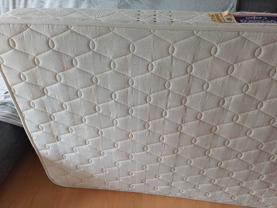 Cama individual elevatória, com arrumação, com colchão e mesa de cabeceira, em cerejeira
