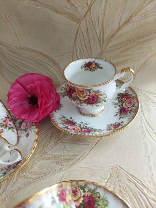Duo sygnowane Elizabethan, filiżanka osadzona na stopce. Prezentuje się wyśmienicie stan zachowania bardzo dobry. Wysokość filiżanki 7 cm