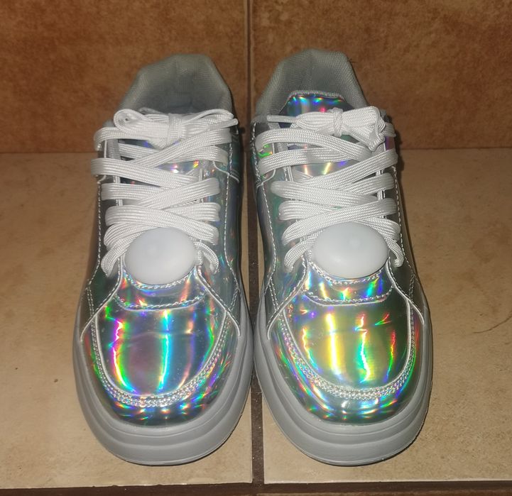 Sneakersy holograficzne z sznurowkami LED