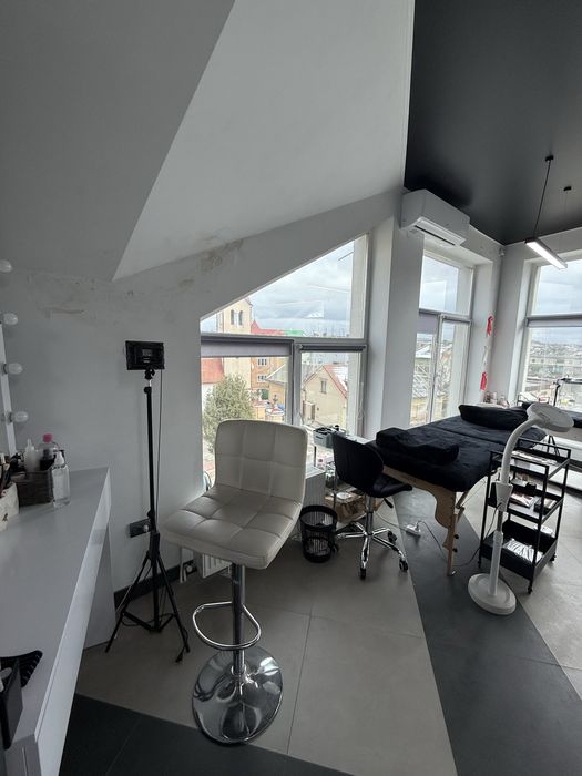 Продаж салону краси у Мостиськах