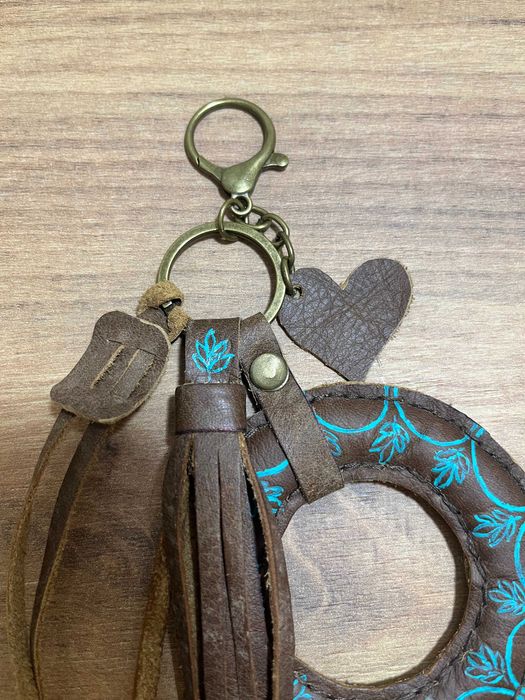 Skórzana zawieszka do torebki amulet, brelok do kluczy ręcznie robiony