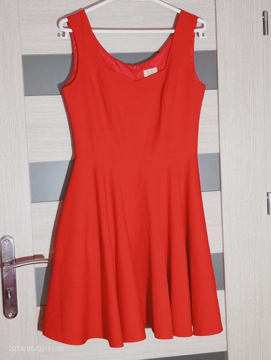 Intensywnie czerwona sukienka