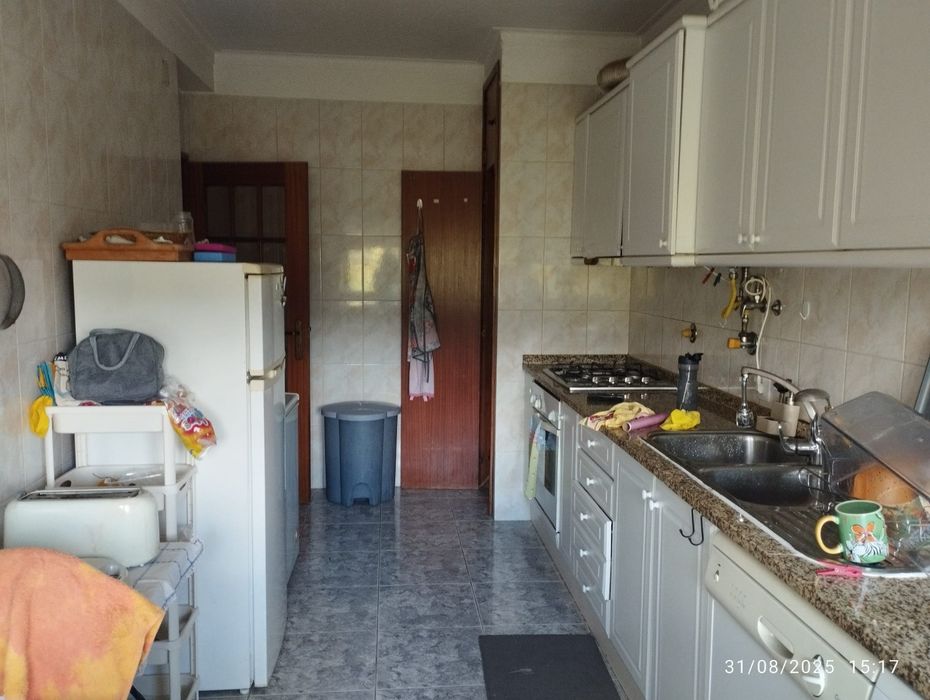 Quarto com cama  de casal, 15 minutos da UM, casa de banho partilhada com um outro inquilino
