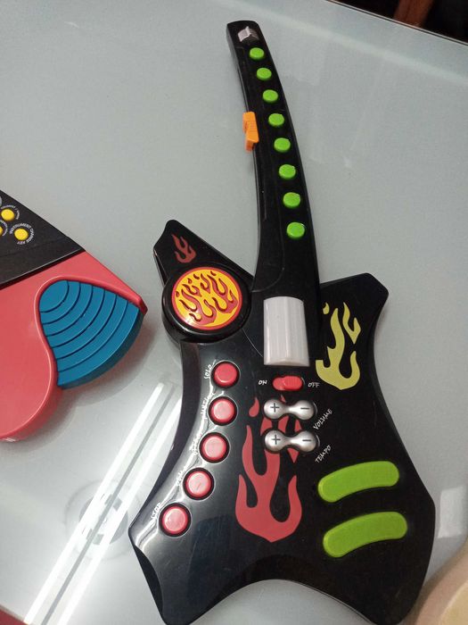 3 instrumentos musicais em bom estado