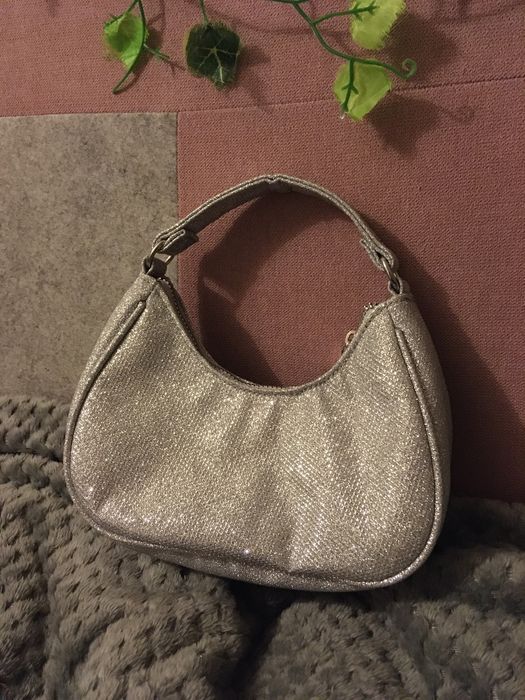 Mała błyszcząca srebrna torebka