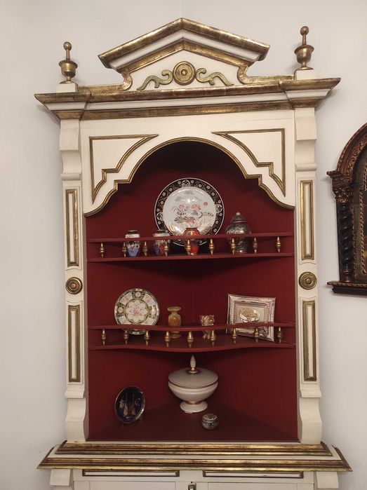Móvel Louceiro / Cristaleira Clássica com Dourados – Peça Decorativa