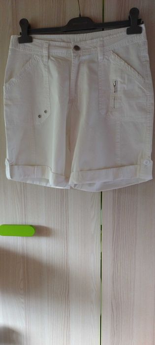 Spodenki krótkie w kolorze białym - Firmy Esmara .