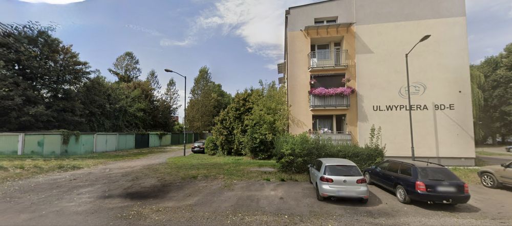**Garaż ul Wyplera, obok bloków nr 9**