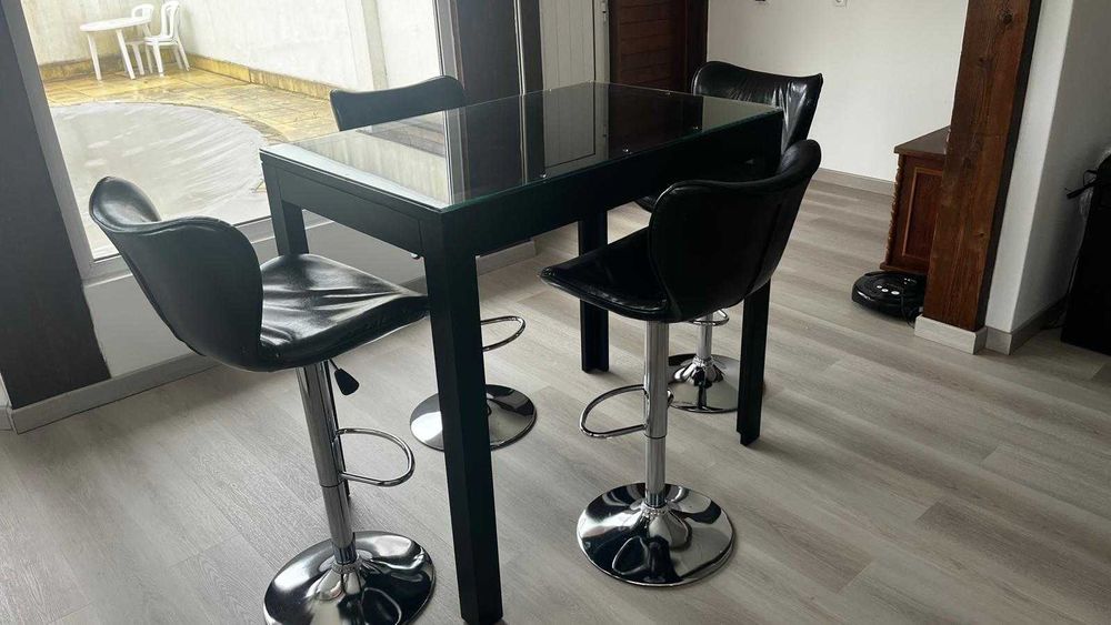 Conjunto de mesa com 4 bancos altos