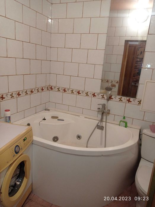 Подобово погодинно 2х кім квартир 6місць вода є постійно перший поверх