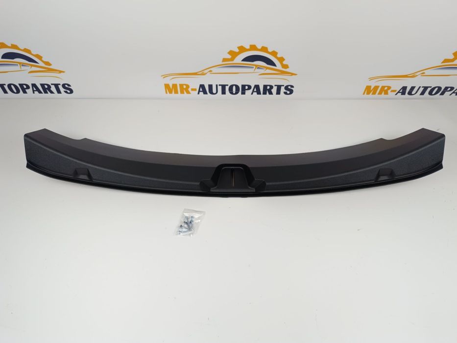 Накладка отвору заднього багажника Tesla Model 3 1086315-00-E