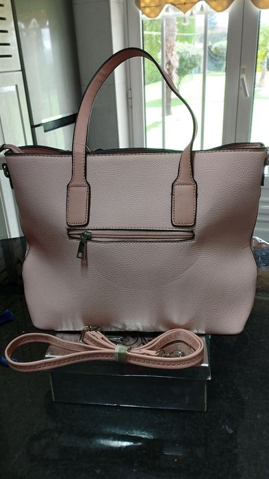 Bolsa nova, com bolsos à frente