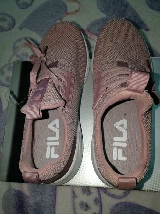 Продам новые оригинальные кроссовки Fila