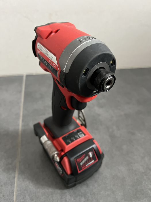 Безщітковий.Акум імпакт Milwaukee M18 FID 3