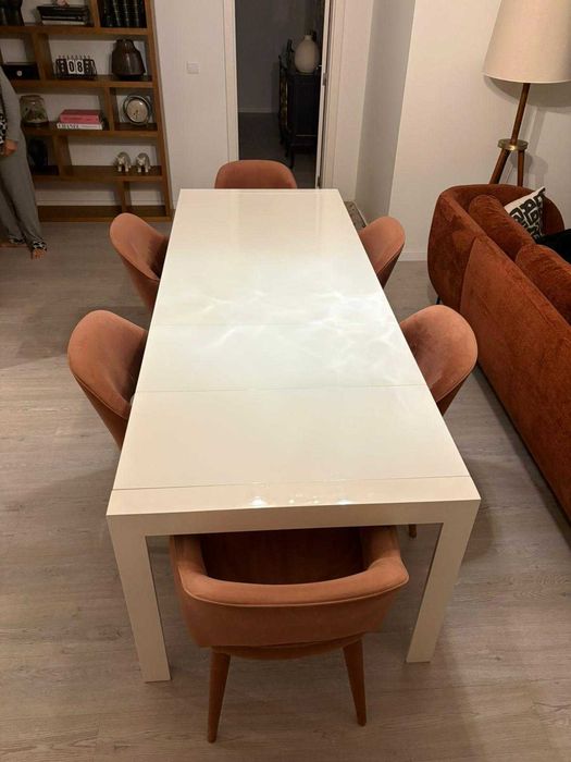 Vendo mesa em madeira lacada marca "QUERIDO MUDEI A CASA"