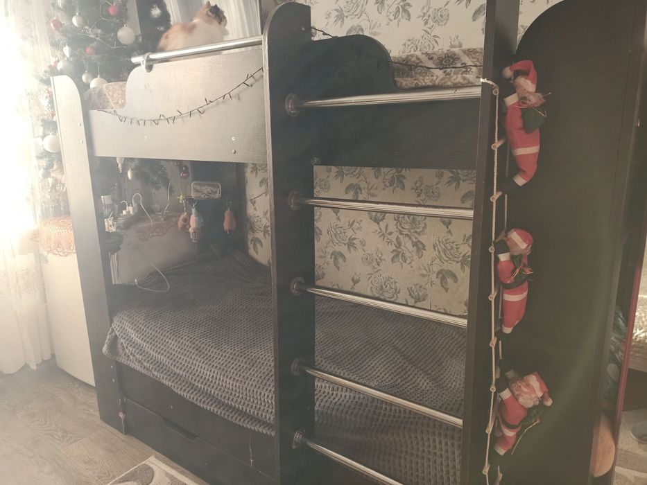 Двоярусне ліжко дятяче