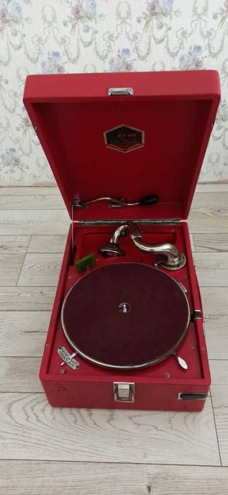 Патефон МПЗ конца 1940-х годов